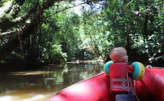 Kleinkind auf Schlauchboot bei einer Flussfahrt rund um Maquenque Eco Lodge – Costa Rica Familienreise