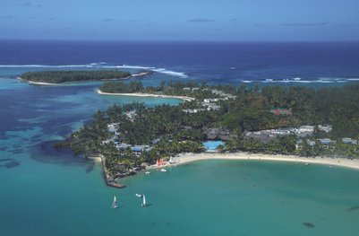 Ein atemberaubender Blick auf die Küste von Mauritius mit klarem, türkisfarbenem Wasser und üppiger Vegetation im Hintergrund.