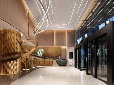 Der Empfangsbereich des Holiday Inn in Shanghai zeigt eine elegante, moderne Einrichtung mit warmen Holztönen und stilvollen Lichtern.
