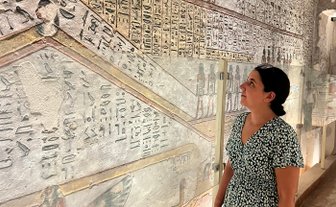Teenager betrachtet die Wandkunst im Tal der Könige in Luxor – Ägypten Reise mit Kindern
