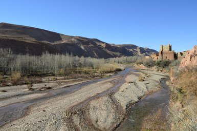 Berglandschaft und natürliche Umgebung im Tal der Rosen – Marokko Reise mit Kindern