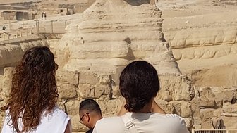 Touristen machen ein Foto von der Sphinx von Gizeh in der Wüste – Ägypten Reise mit Kindern