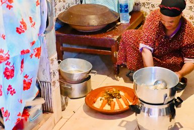 Traditionelle Zubereitung von Couscous durch Einheimische in Aït Ben Haddou – Marokko Familienreise