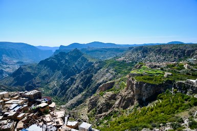 Weitblick über die beeindruckende Gebirgslandschaft und Felsterrassen des Jebel Akhdar – Oman mit Kindern