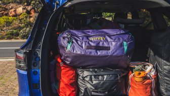 Gepacktes Auto mit offenem Kofferraum in Hermanus – Südafrika Familienreise