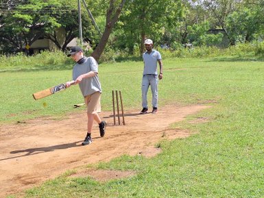 Teenager spielen gemeinsam Cricket in Udawalawe – Sri Lanka Reise mit Kindern