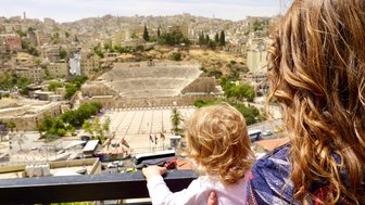Mutter mit Kind am römischen Theater Amman - Jordanien mit Kindern