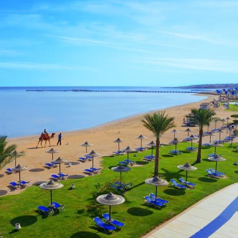 Blick auf den Strand des Jaz Aquamarine Resorts in Hurghada – Ägypten Reise mit Kindern