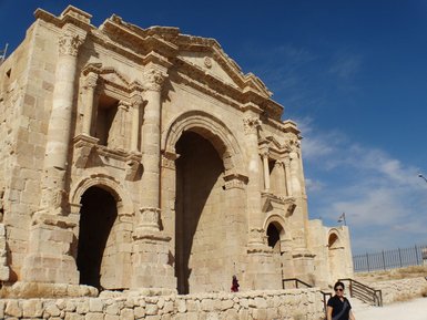 Frontansicht Eingangstor Jerash - Jordanien Familienreise