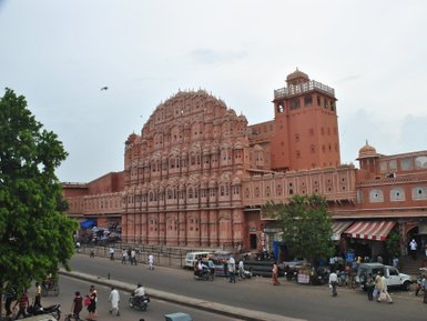 Der Palast der Winde in Jaipur zeigt eine beeindruckende Fassade mit vielen Fenstern und kunstvollen Details.