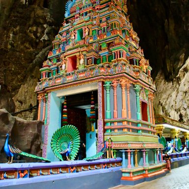 Ein farbenprächtiger Tempel mit kunstvollen Details bei den Batu-Höhlen – Malaysia & Borneo Reise mit Kindern