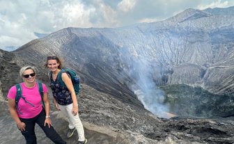 Zwei Frauen stehen am Rand des Kraters des Bromo Vulkans – Indonesien Familienreise