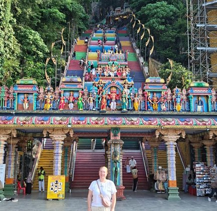 Teenager steht vor den bunten Batu-Höhlen - Malaysia Familienreise