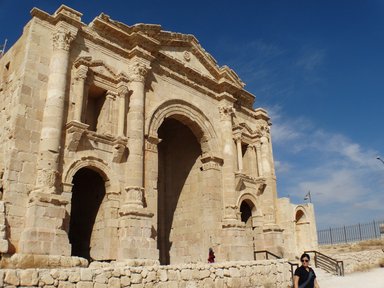 Frontansicht Eingangstor Jerash - Jordanien Familienreise