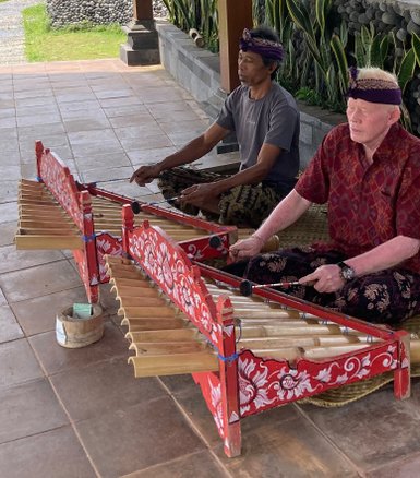 Einheimische musizieren mit traditionellen Instrumenten in Ubud – Bali Familienreise