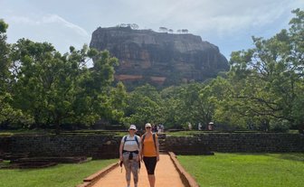 Zwei Frauen stehen lächelnd vor dem Löwenfelsen in Sigiriya – Sri Lanka Reise mit Kindern