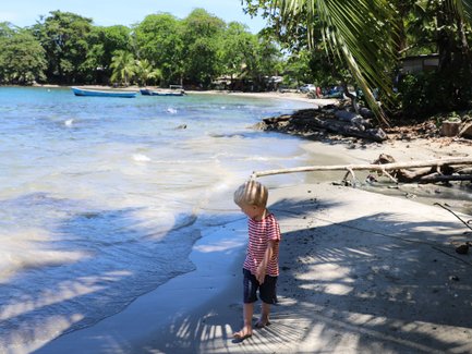 Kleines Kind spaziert am Sandstrand nahe Namuwoki Lodge – Costa Rica Reise mit Kindern