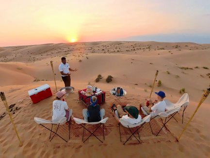 Familie genießt Picknick in der Wahiba-Wüste – Oman Reise mit Kindern