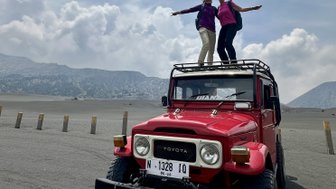 Zwei Frauen oben auf einem Jeep zum Bromo Vulkan – Indonesien mit Kindern