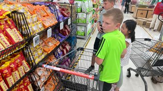 Kinder entdecken lokale Märkte bei einer spannenden Einkaufsrallye durch Peking – China Reise mit Kindern