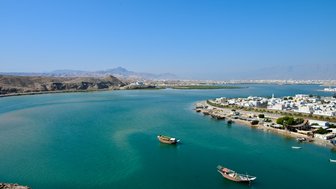 Blick von oben auf die Küste von Sur im Oman – Oman Familienreise