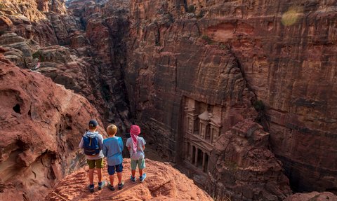 Kinder blicken auf Schatzhaus Petra - Jordanien Urlaub mit Kindern