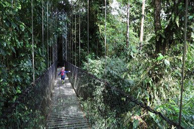 Kleines Kind erlebt die Hängebrücke im Mistico Arenal Hanging Bridges Park – Costa Rica Familienreise