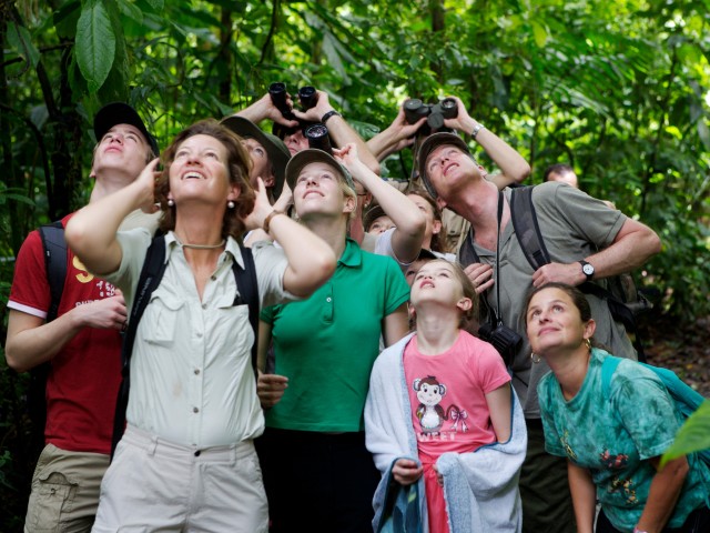 Costa Rica mit Kindern - Familien bei Tierbeobachtung im Regenwald