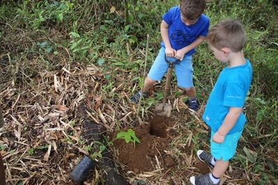 Costa Rica Familienreise - Costa Rica individuell - Kinder beim Baum pflanzen