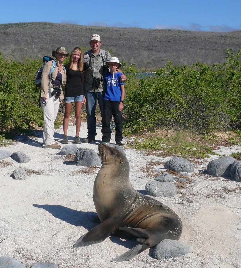 Familienreise_Galapagos_Familie Stoll mit Robbe