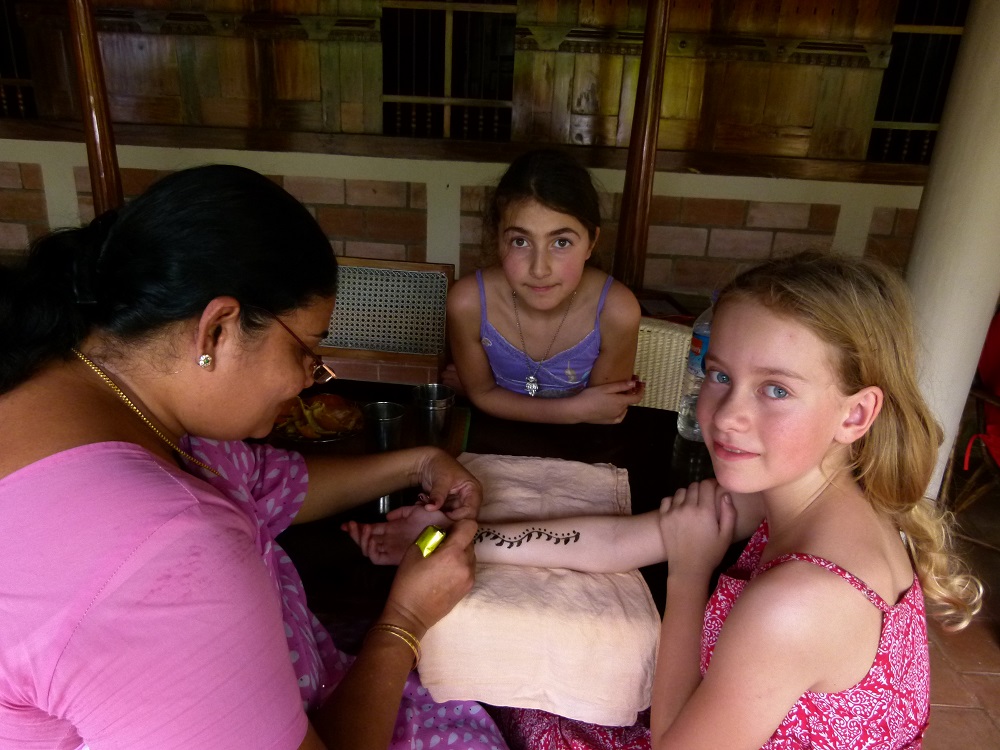 Familienreise_Indien Sued_Kind bekommt Henna Tattoo