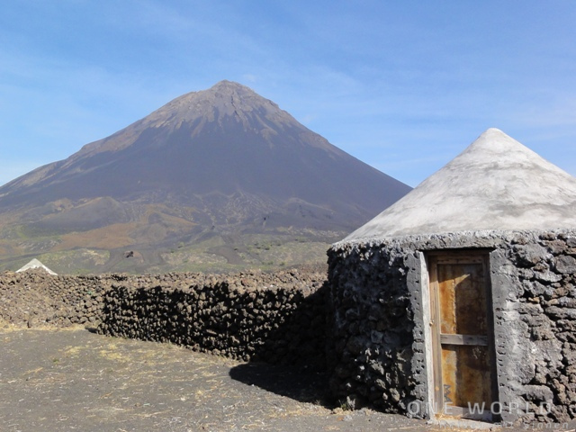 Kap Verde Familienreise - Hütte vor dem Vulkan von Fogo