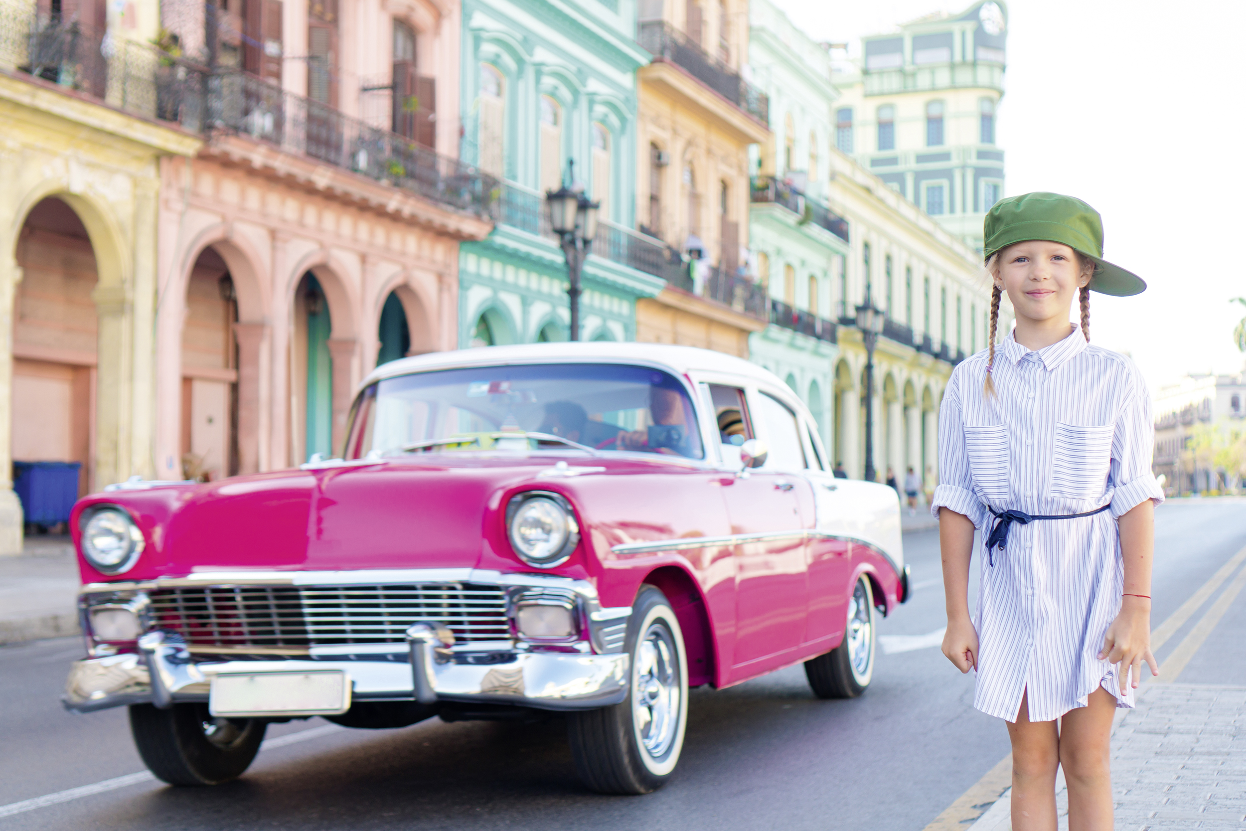 Havanna mit Kindern - Kind steht neben Oldtimer