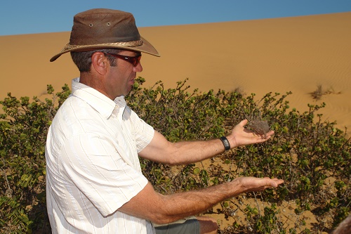 Namibia Familienreise - Safari Guide in der Wüste