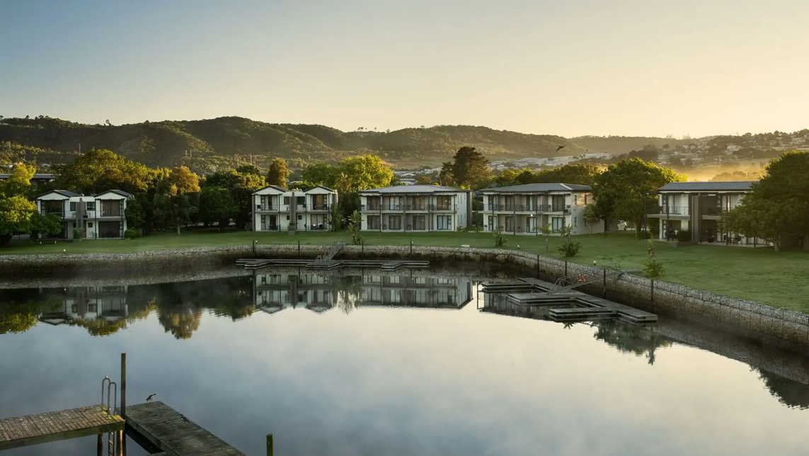 Garden Route Familienreise - Knysna - Premier Resort The Moorings - Außenansicht und See