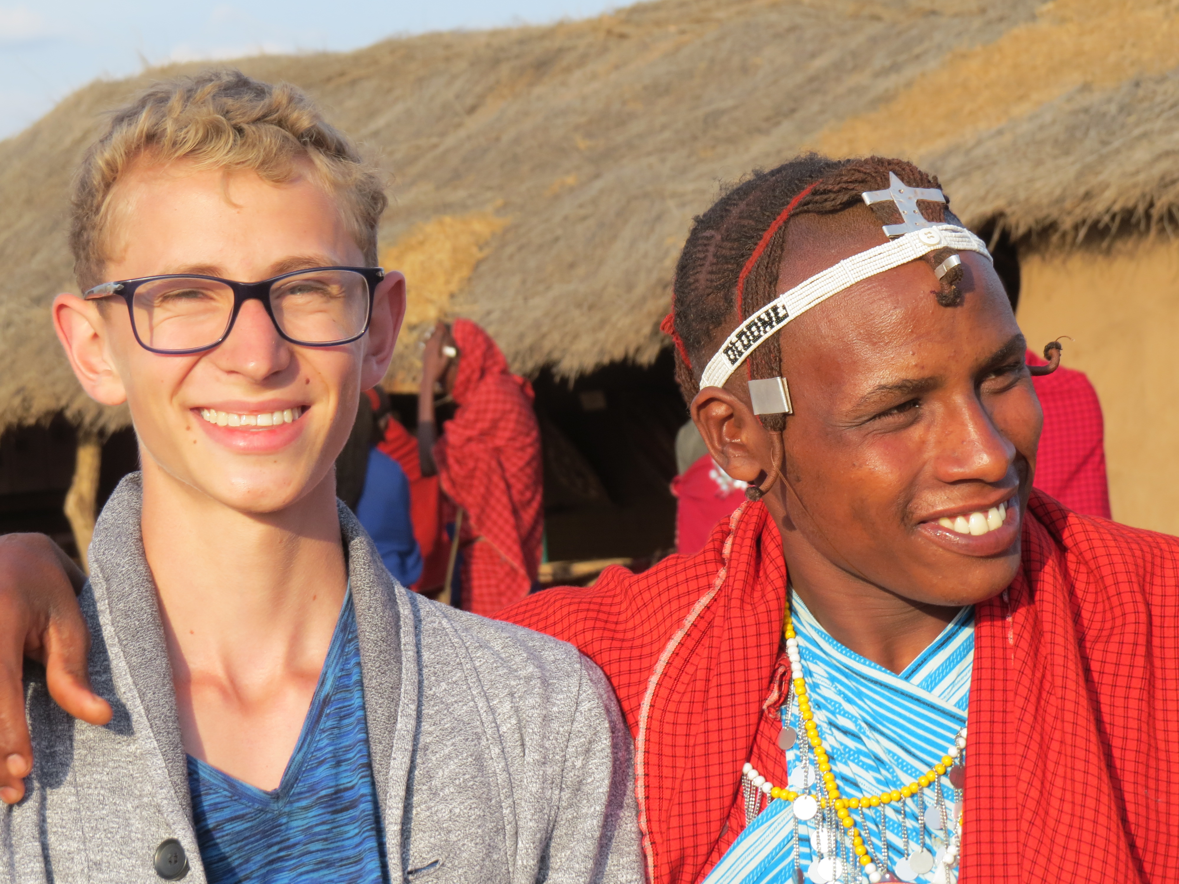Tansania Familienreise - Jugendlicher und Massai