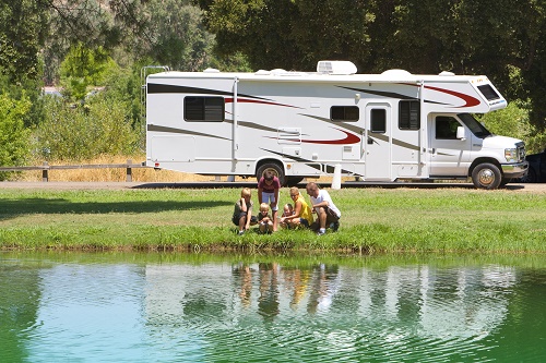 Nordamerika Familienurlaub - Familie übernachtet im Camper
