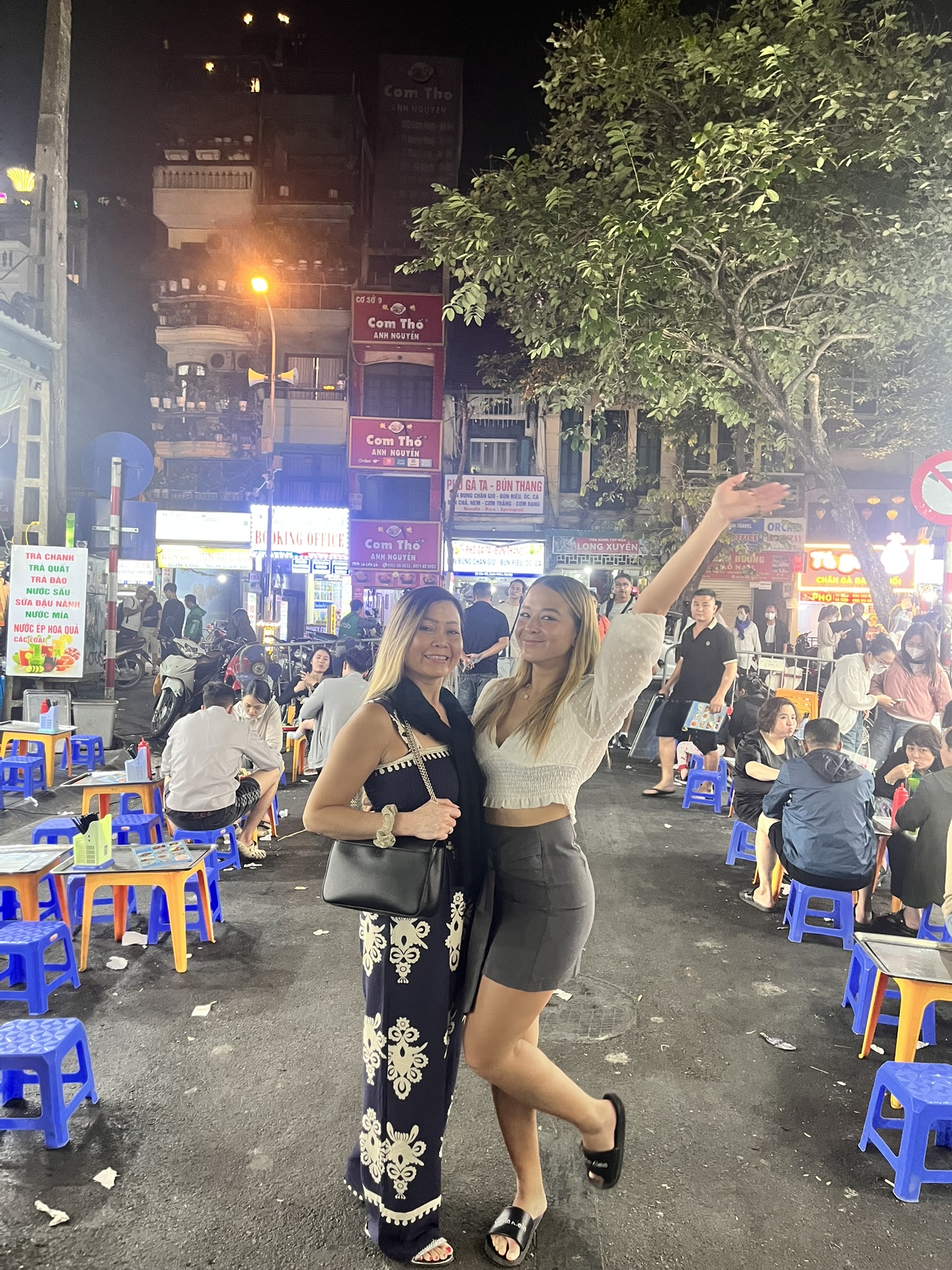 Laos und Vietnam Familienreise - Laos und Vietnam Reise mit Kindern - Mutter und Teenager in Hanoi