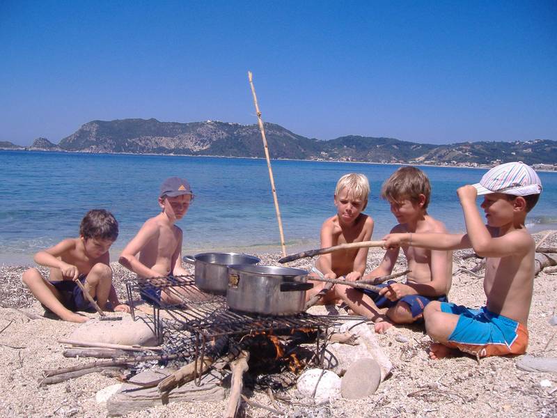 Griechenland Familienreise - Kinder kochen am Lagerfeuer am Strand