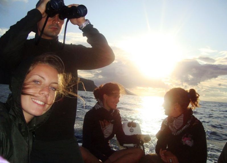 Familienurlaub Sizilien - Sizilien Familienreise - Jugendliche auf Bootsfahrt