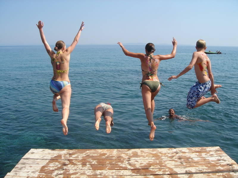Südeuropa Familienreise - Kinder springen ins Meer