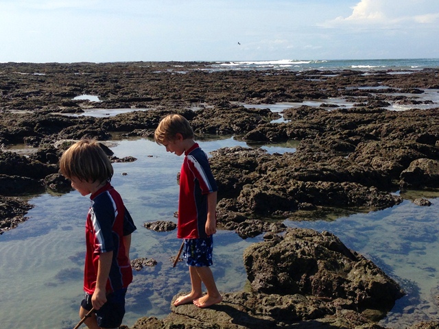 Fernreisen mit Kindern - Highlights einer Costa Rica Reise - Julias Söhne am Abenteuerstrand in Costa Rica