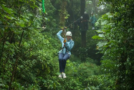 Costa Rica Familienreise - Costa Rica individuell - Mädchen bei Canopy Tour
