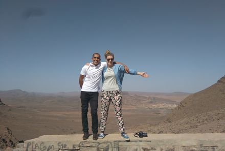 Marokko mit Kindern - Melanie mit Reiseleiter