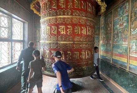 Nepal Familienreise - Nepal for family - Bodhnath Stupa - Kinder drehen Gebetsmühle
