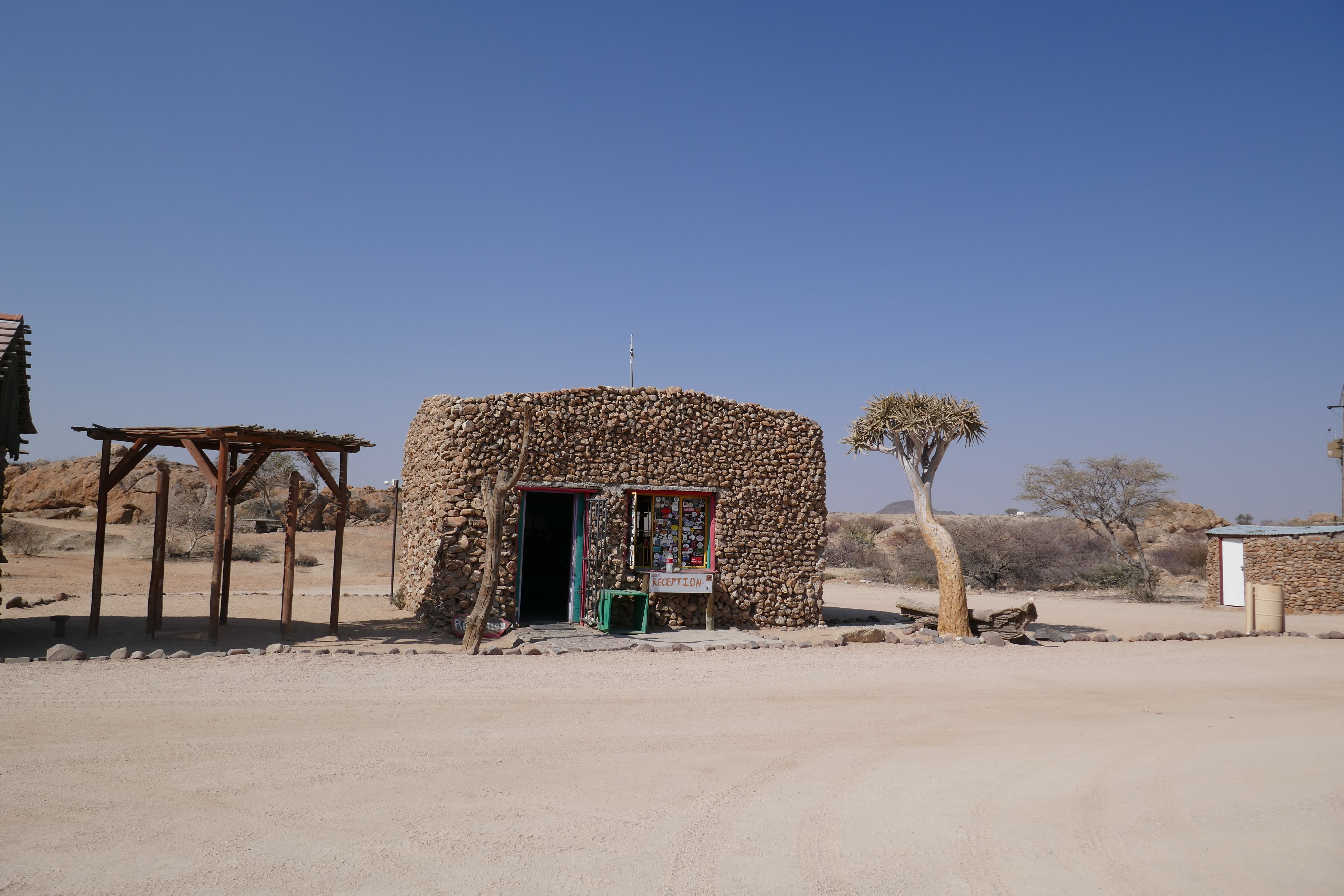 Namibia Selbstfahrerreise mit Kindern - Namibia Dachzelt Erfahrungen mit Kindern - Rezeption Campingplatz Spitzkoppe