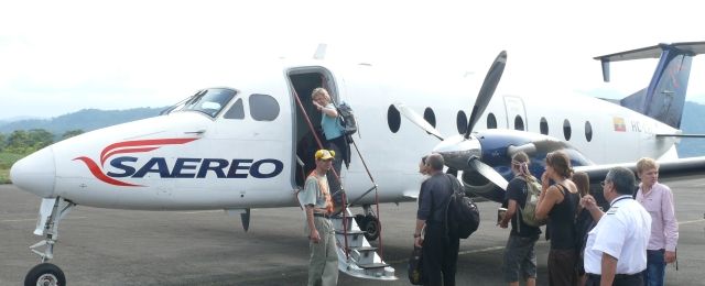 Reiseempfindungen vor dem Familienurlaub - Was müssen Sie beachten, wenn Sie verreisen - Gruppe steigt in den Flugzeug ein