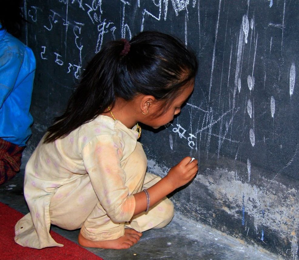 Nepal mit Kindern - Kind in Schule