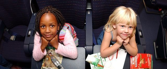 Fernreisen mit Kindern - Kinder auf einem SAA Flug