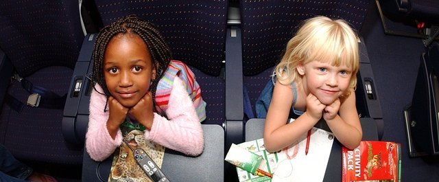 Fernreisen mit Kindern - Die beste Verbindung in das Südliche Afrika - Kinder auf einem SAA Flug